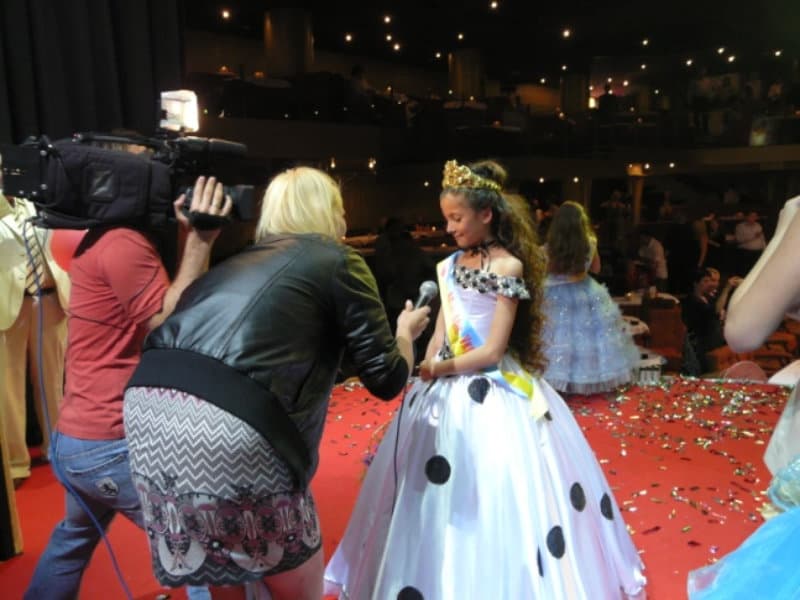 クイーンの冠を頭にインタビューを受ける エリザベータ