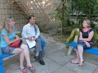 避難所リーダーの女性より話を聞く